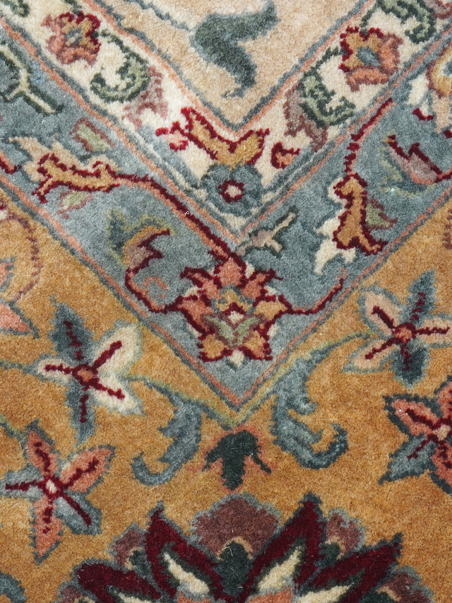 Ivaylo Handgeknüpfter Wollteppich