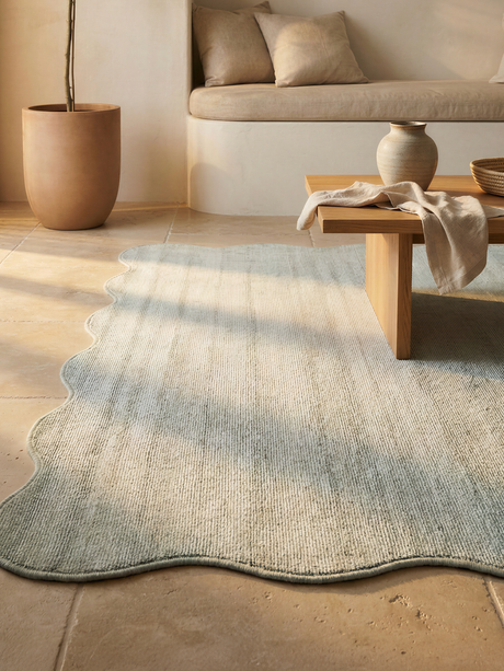 Saphera handgewebter Teppich mit Wellenkante